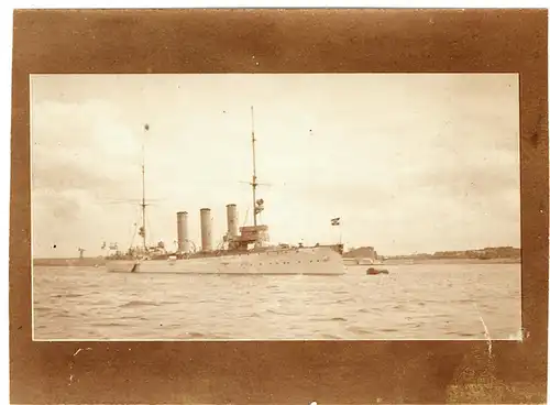 Fotografie, s/w, russ Kreuzer Nowik vor Kiel, etwa 1900