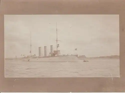 Fotografie, s/w, russ Kreuzer Nowik vor Kiel, etwa 1900