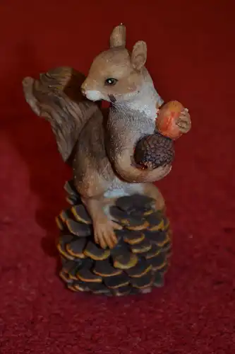 Figuren, Eichhörnchen auf Tannenzapfen, Kunststoff, handbemalt, ca. 9 x 5 cm