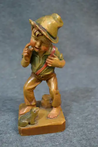 Holzfigur, Schnitzerei, Junge betrachtet Frosch, handbemalt, etwa 1920,