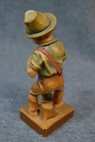 Holzfigur, Schnitzerei, Junge betrachtet Frosch, handbemalt, etwa 1920,