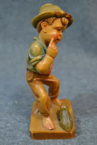 Holzfigur, Schnitzerei, Junge betrachtet Frosch, handbemalt, etwa 1920,