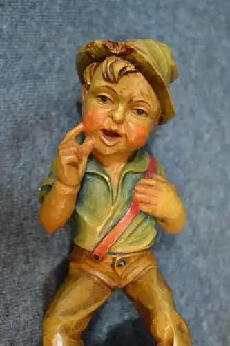 Holzfigur, Schnitzerei, Junge betrachtet Frosch, handbemalt, etwa 1920,