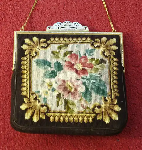 Abendtäschchen, Petit point Stickerei, Metallschließe versilbert und vergoldet