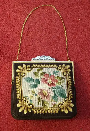 Abendtäschchen, Petit point Stickerei, Metallschließe versilbert und vergoldet