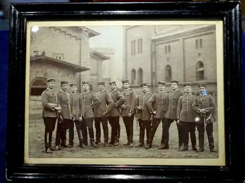 Fotografie,12 Soldaten,Kaiserreich um 1900,vor Kaserne