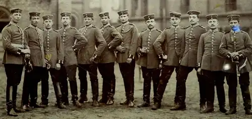 Fotografie,12 Soldaten,Kaiserreich um 1900,vor Kaserne
