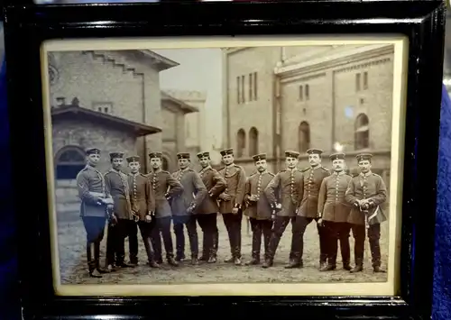 Fotografie,12 Soldaten,Kaiserreich um 1900,vor Kaserne