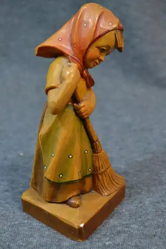 Holzfigur, Schnitzerei, Mädchen mit Besen, handbemalt, etwa 1920,