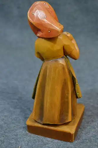 Holzfigur, Schnitzerei, Mädchen mit Besen, handbemalt, etwa 1920,