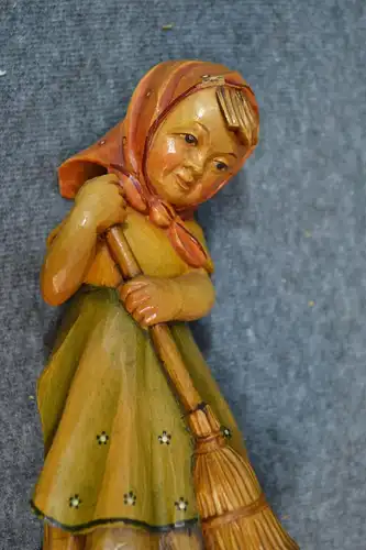 Holzfigur, Schnitzerei, Mädchen mit Besen, handbemalt, etwa 1920,