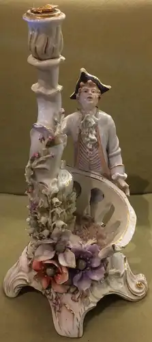 Zweiteiliger dreiarmiger Kerzenständer aus Porzellan im Rokoko-Stil