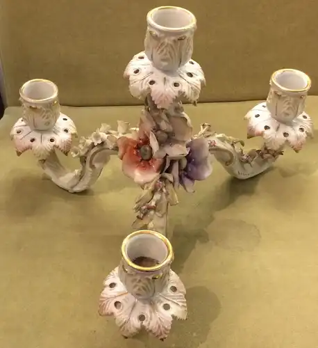Zweiteiliger dreiarmiger Kerzenständer aus Porzellan im Rokoko-Stil