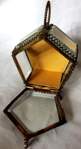 Kleines fünfeckiges Kästchen aus vergoldetem Messing und Glas