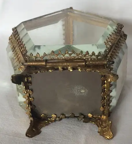 Kleines fünfeckiges Kästchen aus vergoldetem Messing und Glas