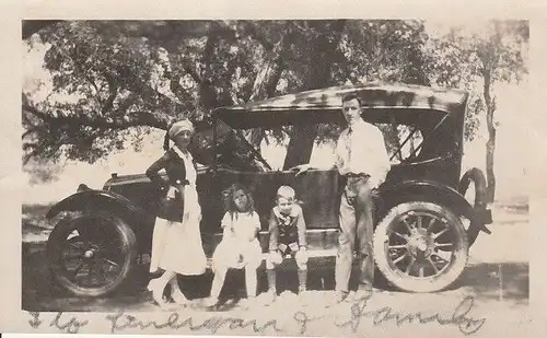 Fotografie, s/w, Familie mit Oldtimer,Mint Canyon,Californien,USA etwa 1930