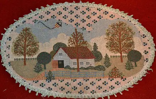 Stickerei,ovales Deckchen,Bauernhaus mit Bäumen,Anfang 20.Jhdt