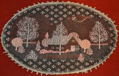 Stickerei,ovales Deckchen,Bauernhaus mit Bäumen,Anfang 20.Jhdt