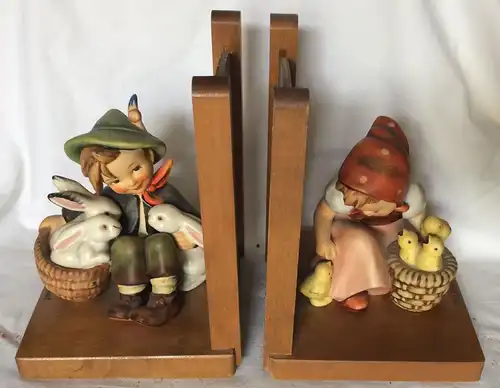 Zwei Buchstützen mit HUMMEL-Figuren der Manufaktur Göbel
