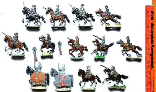 13 Zinnfiguren berittene Soldaten, wohl deutsche Wehrmachtssoldaten