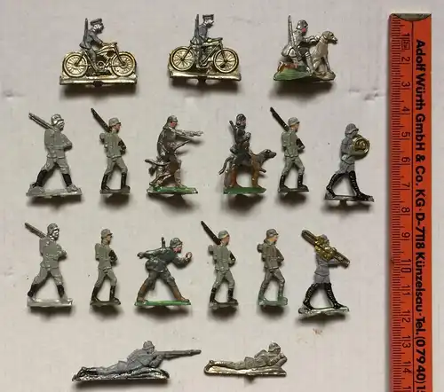 17 Zinnfiguren Zinnsoldaten, wohl deutsche Wehrmachtssoldaten