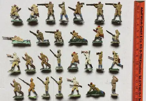 28 kleine Zinnsoldaten in hellbrauner Uniform
