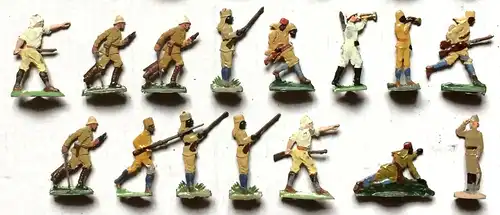 28 kleine Zinnsoldaten in hellbrauner Uniform