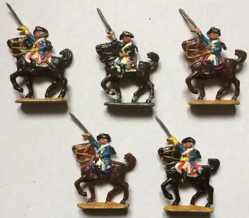 Fünf Metallsoldaten, berittene Soldaten in Uniform des 18. Jahrhunderts