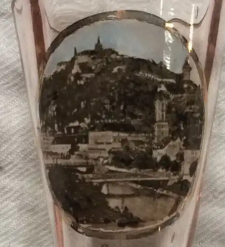 Kleines Schnapsglas aus rötlichem Glas, Reisesouvenir aus Graz