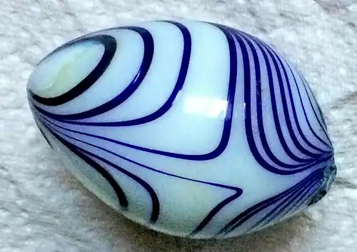 Ei aus blau-weißem Muranoglas, Italien