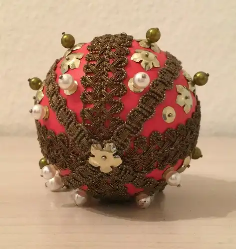 Weihnachtsschmuck, Weihnachtskugel, ummantelt mit Pailletten und Spitze,rot