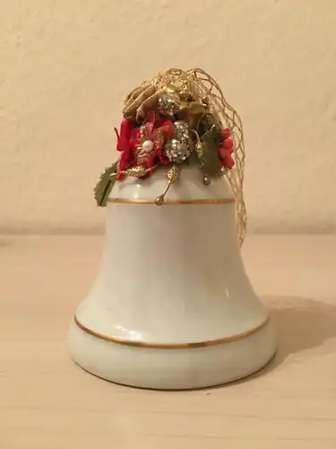 Weihnachtsglocke, Porzellan, aus Limoges Castel, mit Blumen beschmückt