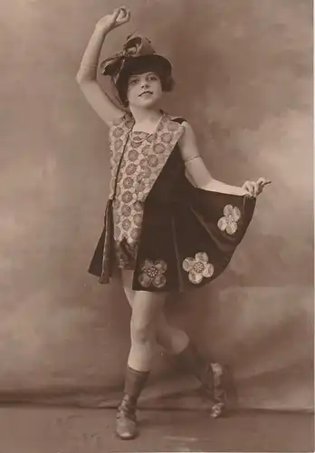 Fotografie, s/w, Hemes Studio; Newark, junge Ballett-mädchen, stehend, ca.1920