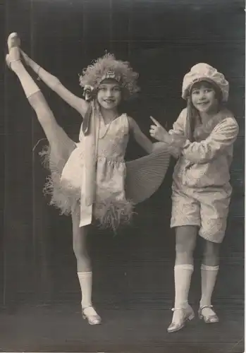 Fotografie, s/w, Hemes Studio; Newark, junge Ballett-mädchen, stehend, ca.1920