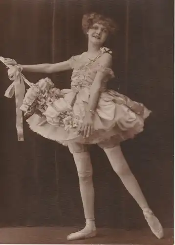 Fotografie, s/w, Hemes Studio; Newark, junge Ballett-mädchen, stehend, ca.1920