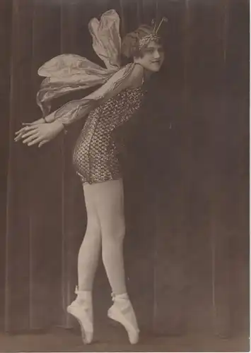 Fotografie, s/w, Hemes Studio; Newark, junge Ballett-mädchen, stehend, ca.1920