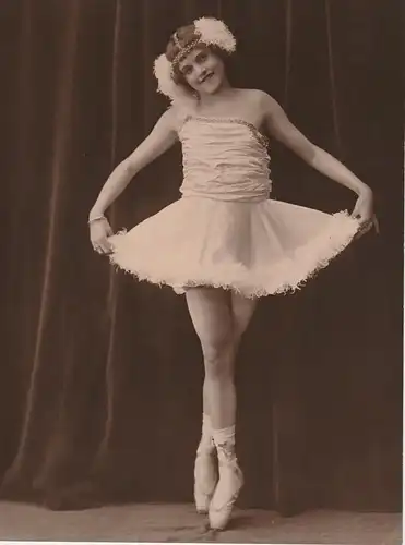 Fotografie, s/w, Hemes Studio; Newark, junge Ballett-mädchen, stehend, ca.1920