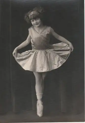 Fotografie, s/w, Hemes Studio; Newark, junge Ballett-mädchen, stehend, ca.1920