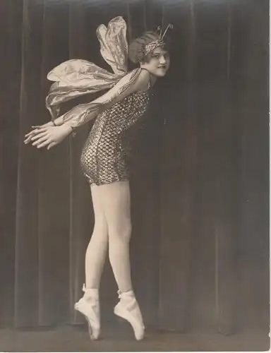 Fotografie, s/w, Hemes Studio; Newark, junge Ballett-mädchen, stehend, ca.1920