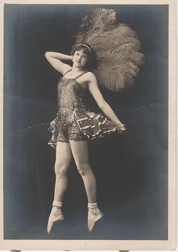 Fotografie, s/w, Hemes Studio; Newark, junge Ballett-mädchen, stehend, ca.1920