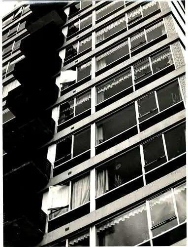 Original-Photographie von Gert Mähler – Fassade eines Hochhauses