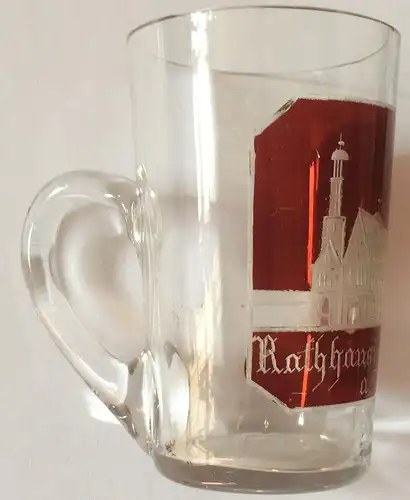 Kleines rubiniertes Glas mit Henkel, Reisesouvenir aus Rothenburg ob der Tauber