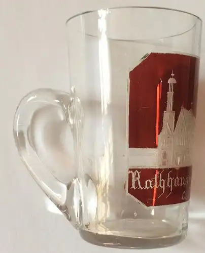 Kleines rubiniertes Glas mit Henkel, Reisesouvenir aus Rothenburg ob der Tauber