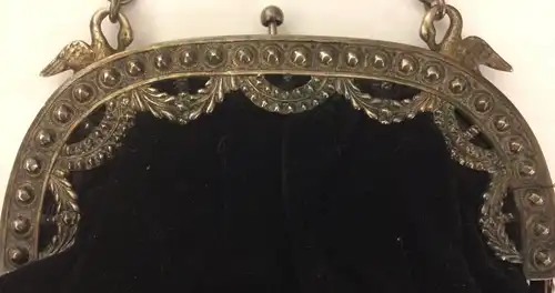 Kleine Handtasche aus dunkelbl. Samt mit Bügel aus 800er Silber, frühes 19. Jhdt
