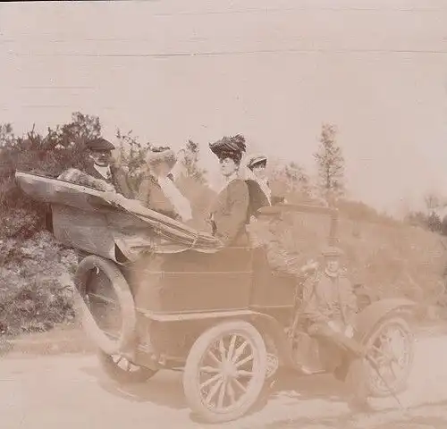 Fotografie, s/w, monochrom, Auto mit Personen, etwa 1900