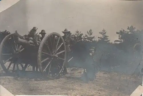 Fotografie, s/w, Kanone mit wohl amerikanischen Soldaten, etwa 1900, verblasst