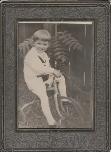 Fotografie, s/w,Portrait, Junge auf seinem Dreirad, etwa 1920