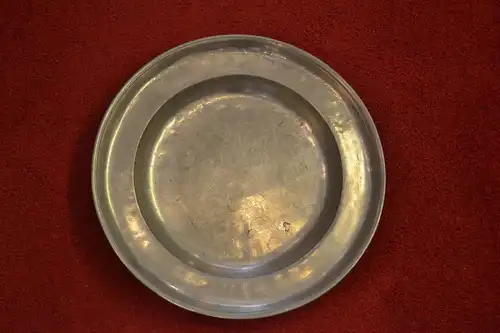 Zinnschüssel, Durchmesser 33,5 cm, etwa 4,5, cm tief, gefertigt 1700