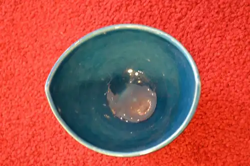 Schale, Keramik, klein, oval, ca 11 cm Durchmesser, innen blau, außen schwarz