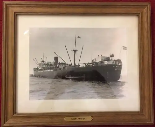 Original-Photographie des Fachtschiffes SS „Stad Arnhem“, gerahmt hinter Glas